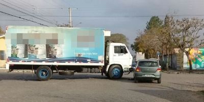 Acidente entre carro e caminhão resulta em danos materiais no centro de Camaquã