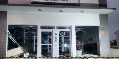 FOTOS: criminosos explodem Banrisul de Cristal na madrugada desta sexta-feira