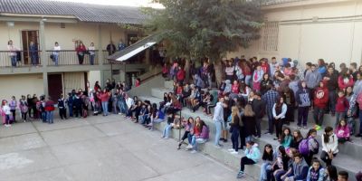 Mobilização parcelamento de salários: professores da escola Ana César lecionam somente até as 10h, em Camaquã