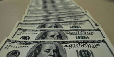 Dólar fecha julho perto de R$ 3,12 e atinge o menor valor desde maio