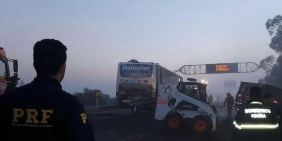 Acidente com carretas, ônibus e automóveis causa uma morte na BR-290, em Eldorado do Sul