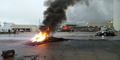 Manifestantes ateam fogo em pneus na BR-116 em Camaquã 