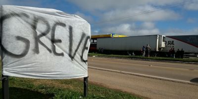 ATUALIZAÇÃO: greve dos caminhoneiros na BR-116 em Camaquã 