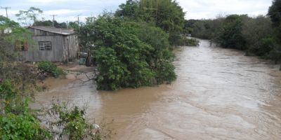 Arroio Teixeira transborda e mais de 100 pessoas ficam desalojadas em Tapes 