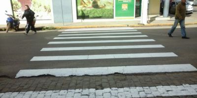 Divisão de Trânsito reforça a sinalização de faixas de pedestre em Camaquã