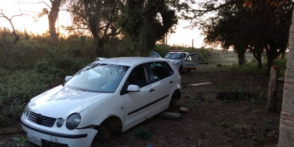 Carro roubado durante assalto em Camaquã é localizado no Banhado do Colégio