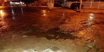 Vazamento de rede da Corsan desperdiça água na esquina do Alvorada, em Camaquã