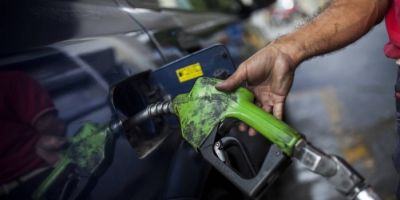 Petrobras eleva preço da gasolina em 1,6% e reduz do diesel em 1,2% no sábado