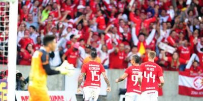 Com gols dos zagueiros, Inter vence o Londrina e segue vice na Série B