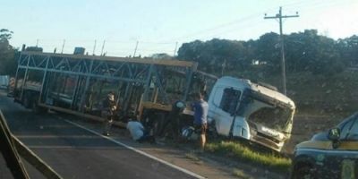 Caminhões colidem na BR-116 trecho de Tapes, sem maiores gravidades