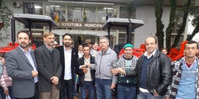 Trator agrícola é entregue em Dom Feliciano
