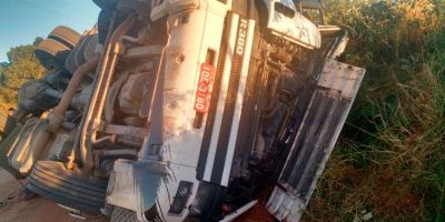 Caminhão com carga de madeira tomba na ERS-715,  na localidade de Araçá