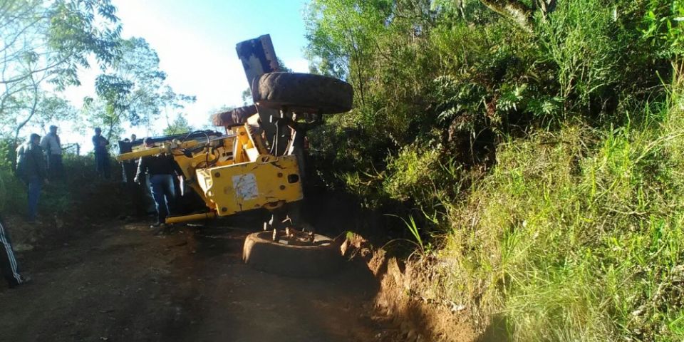 Maquinista morre após patrola tombar sobre seu corpo, no interior de Dom Feliciano