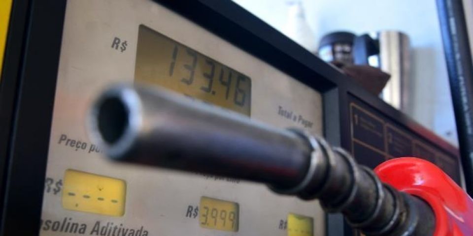 Petrobras anuncia redução do preço da gasolina em 0,1% e do diesel em 1,8%
