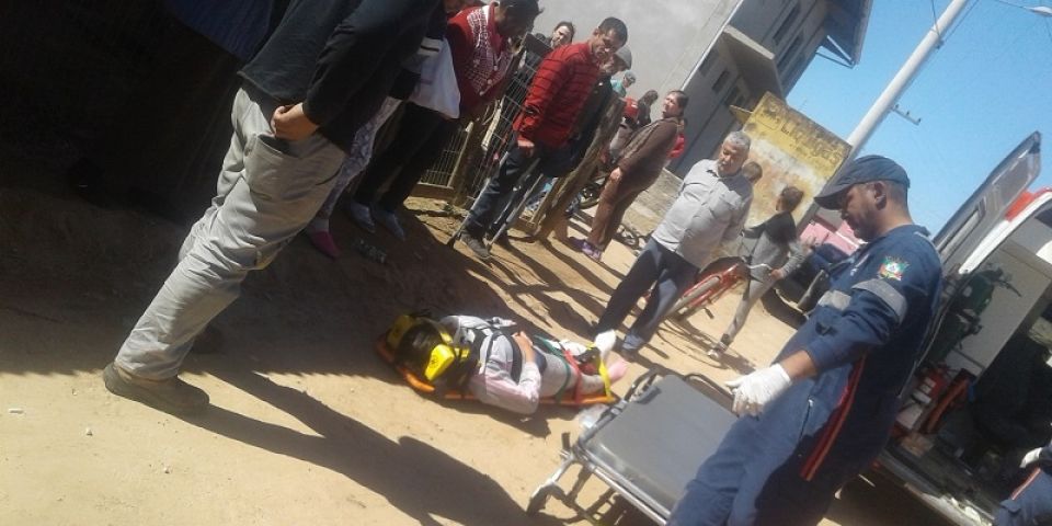 VÍDEO: motociclista tem fratura exposta após colidir com trator no bairro São Pedro, em Camaquã