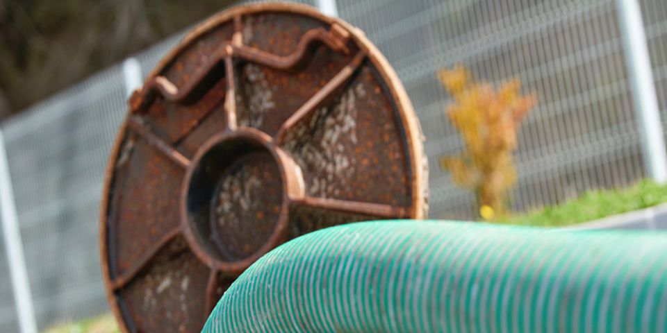 Reativação do caminhão-tanque equipado com bomba de sucção para desobstruir redes de esgoto em Camaquã