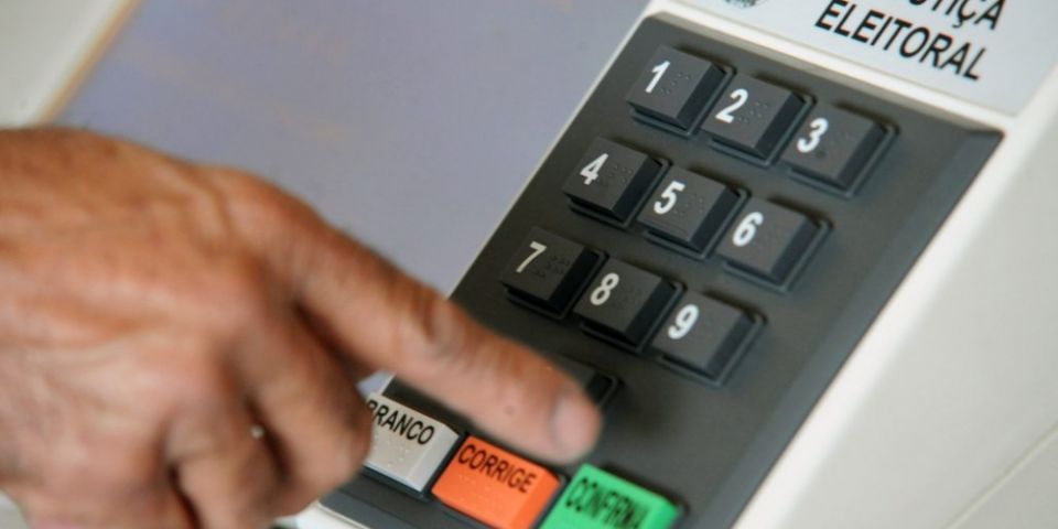 Comissão aprova parecer de PEC que prevê fim das coligações eleitorais