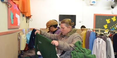 Camaquã - Macam e SMTAS começam distribuir roupas da Campanha do Agasalho 2014