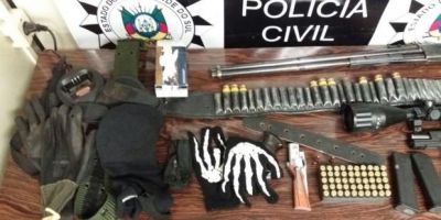 Camaquense procurado pela Justiça é preso em Guaíba com armas, luneta, seletor de rajadas e munições