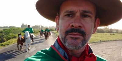 Cavalarianos iniciam jornada da cavalgada com a Chama Crioula de Mostardas para Camaquã