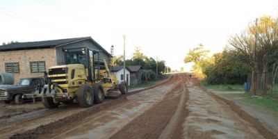 Dom Feliciano - trabalho é intensificado para recuperação de estradas