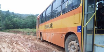VÍDEO: ônibus escolar transportando crianças atola na Bandeirinha, interior de Camaquã