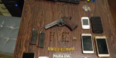 FOTOS: Polícia Civil prende mulheres com carro roubado, pistola e munições em Camaquã