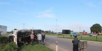 FOTOS: carreta tomba na BR-116 na manhã desta quarta, no acesso sul de Camaquã  