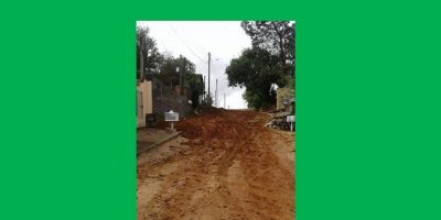 “Nem a pé os moradores podem sair de casa”, reclama camaquense do lamaçal de sua rua