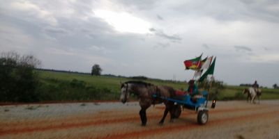 Décimo 2º dia da jornada da cavalgada; cavalarianos fazem nesta segunda 35 km com a Chama Crioula