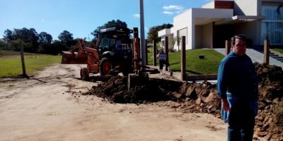 Prefeitura realiza colocação de canos no bairro Floresta em Camaquã