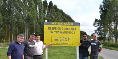 Colocadas placas de alerta da presença de ciclistas na ERS-350, em Camaquã