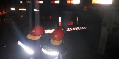 FOTOS: caminhão bitrem tem princípio de incêndio nos pneus na BR-116 em Tapes