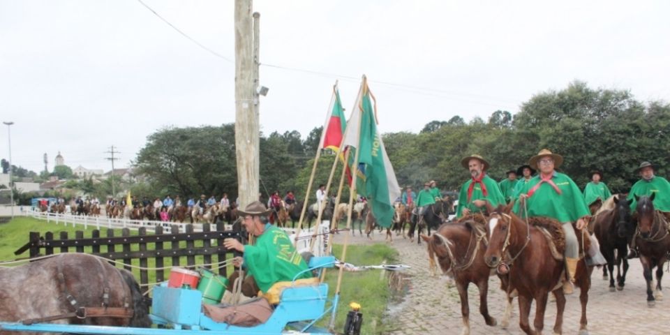 FOTOS E VÍDEO: com a chegada da Chama Crioula, é aberta a Semana Farroupilha em Camaquã  