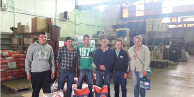 Secretaria de Agricultura e Abastecimento de Camaquã participa da entrega de sacos de milho
