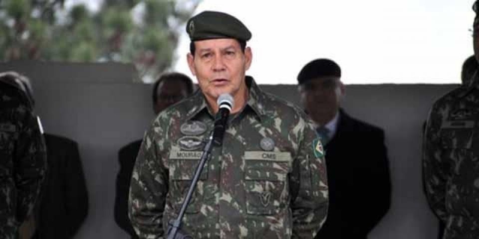 General fala em possibilidade de intervenção e é criticado por Forças Armadas