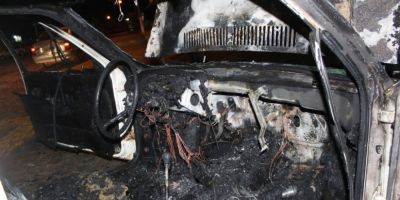 FOTOS E VÍDEO: carro pega fogo na noite desta segunda na Av. Antônio Duro, em Camaquã
