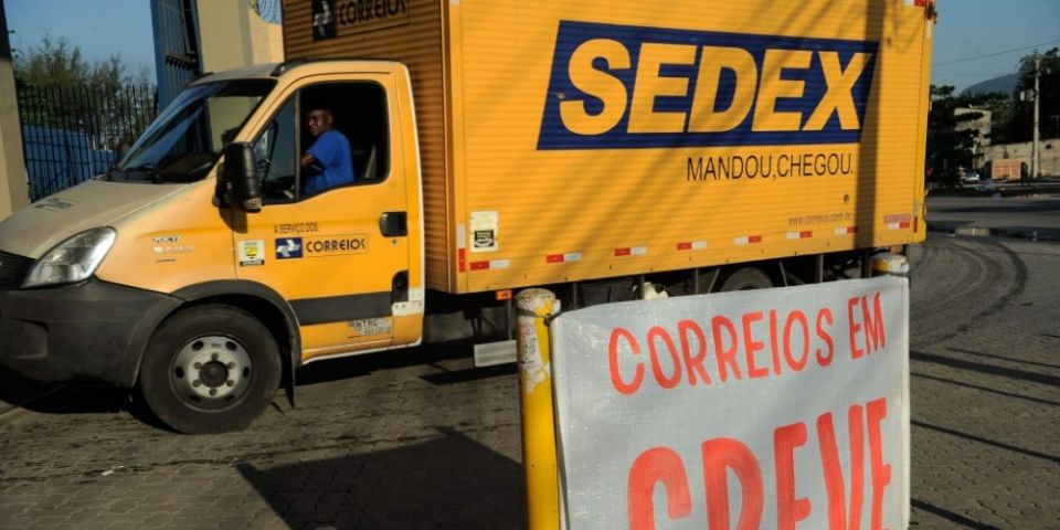 Trabalhadores dos Correios iniciam greve; empresa diz que serviços estão normais