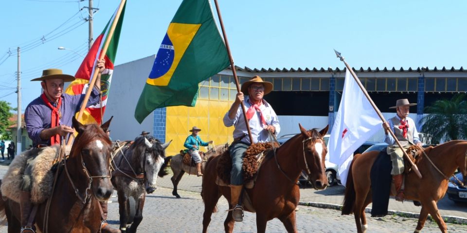 Camaquenses prestigiam o Desfile Farroupilha