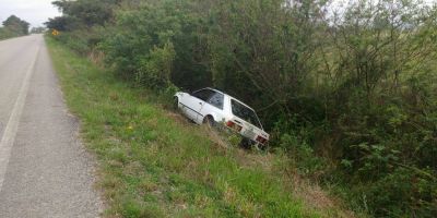 Carro é encontrado caído às margens da ERS-350, trecho Camaquã/Arambaré
