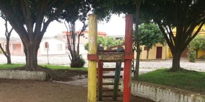 Moradores pedem conserto do escorregador da pracinha do bairro Dona Tereza em Camaquã