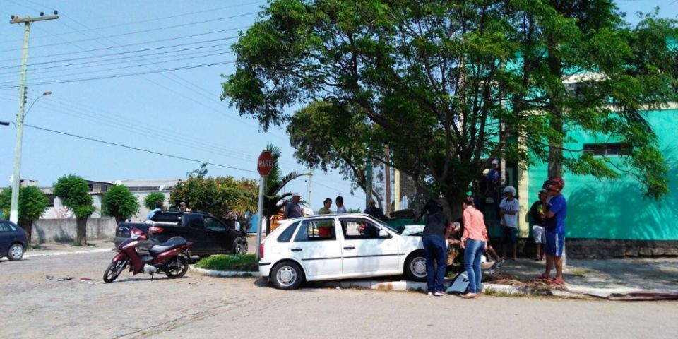 Dois veículos se envolvem em acidente no bairro Viégas na tarde desta segunda em Camaquã