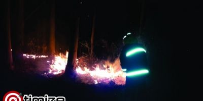 Bombeiros voluntários de Tapes combatem incêndio em mato no assentamento Lagoa do Junco