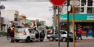 Motorista sem habilitação corta preferencial da viatura BM e causa acidente no centro de Camaquã