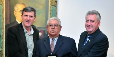 Assembleia homenageia Enon Cardoso pelos serviços prestados à comunicação rio-grandense 