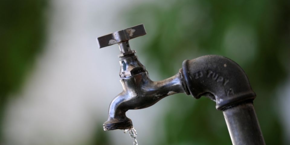 Dano na rede geral da Corsan causa falta d'água no centro de Camaquã na tarde desta quinta