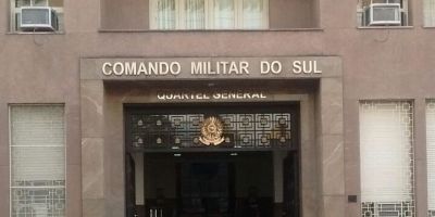 Manifestação pela intervenção militar no Brasil ocorre neste domingo em Porto Alegre