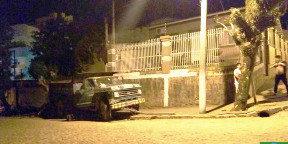 Cambão rompe e caminhão puxado por outro invade calçada em Camaquã