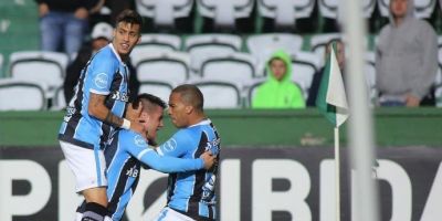 Grêmio não joga bem, mas vence o Coritiba com gol nos acréscimos