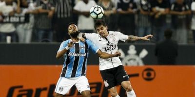 No duelo dos líderes, Corinthians e Grêmio ficam no 0 a 0